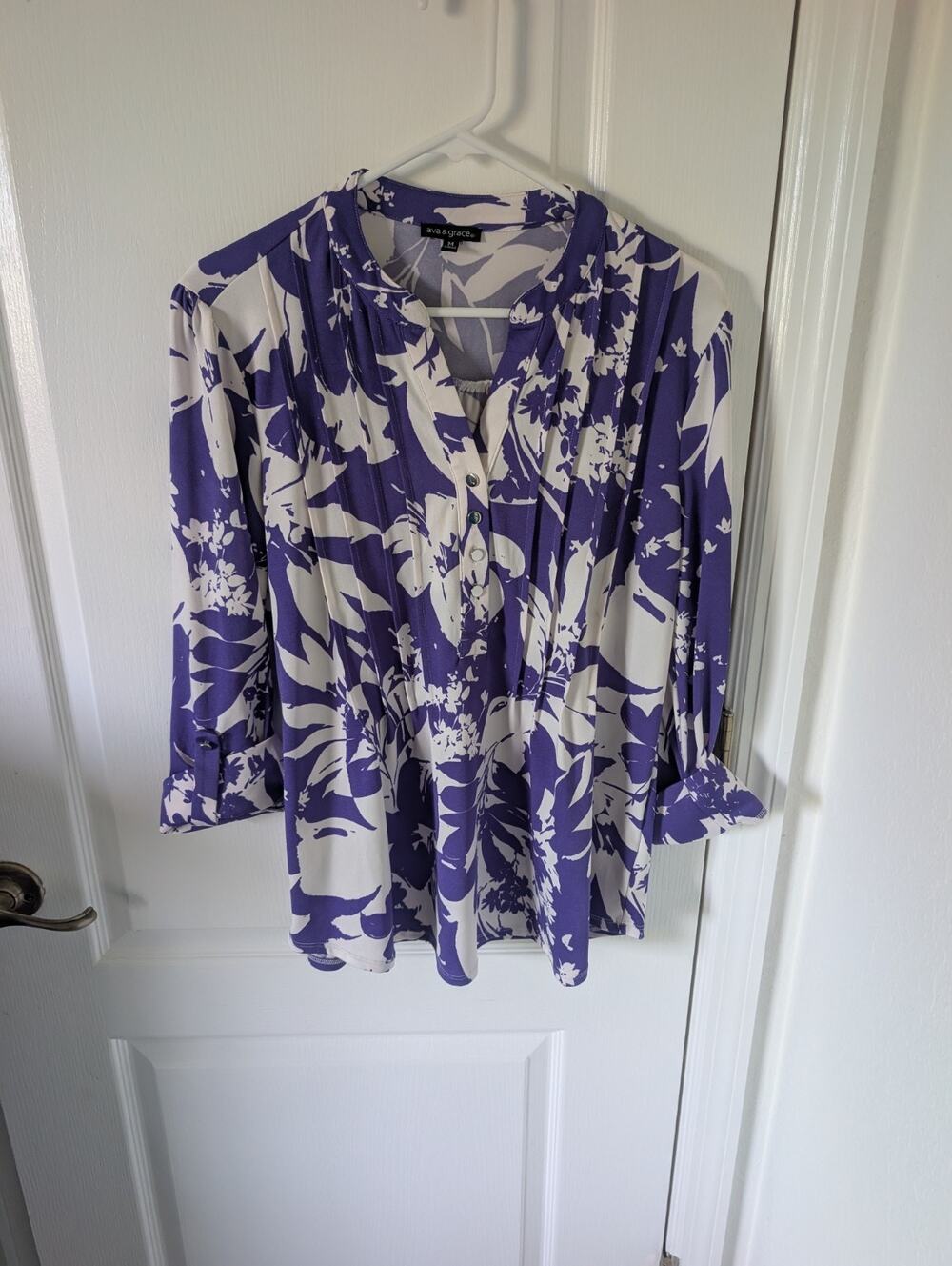 Ava & Grace Medium Purple & white Floral V Neck Button 3/4 sleeve , Office